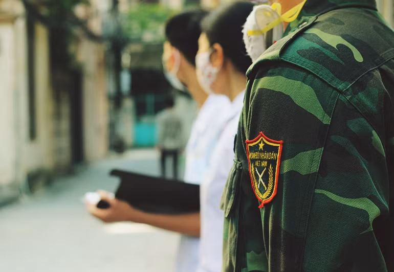 Hình ảnh các chiến sĩ quân đội đội, công an, các cán bộ y tế... tham gia càn quét ổ dịch sốt xuất huyết tại ngõ 155 Yên Hòa khiến bà con đỡ lo lắng, yên tâm hơn khi bệnh sốt xuất huyết đang hết sức phức tạp.