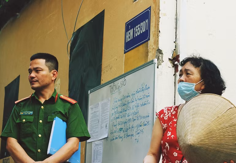Các lực lượng công an cũng theo sát nhân dân cùng chống lại dịch bệnh sốt xuất huyết trong những ngày này ở Yên Hòa.