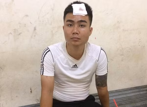 Tam giu doi tuong cam gay danh CSGT Ha Noi giua duong