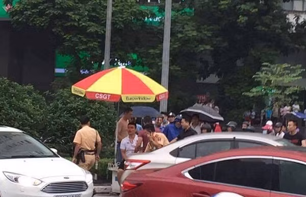 Tam giu doi tuong cam gay danh CSGT Ha Noi giua duong-Hinh-2