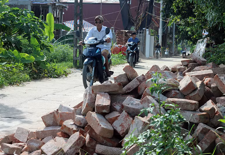 Tuy nhiên, mới đưa vào sử dụng được gần 2 năm nhưng nhiều đoạn đường liên thông tại xã Duyên Hà rất gồ ghề, gạch đá, đất cát chất đống ngổn ngang, cỏ dại mọc um tùm.