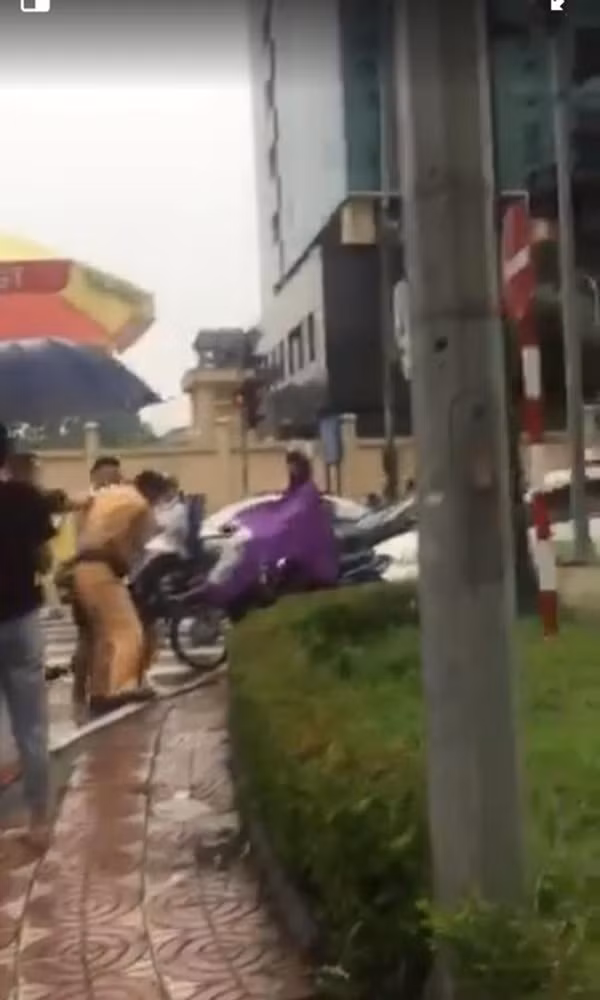 Lai o to vi pham, rut gay danh CSGT giua duong Ha Noi-Hinh-2