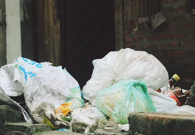 Phía trước cửa nhà trọ xuất hiện nhiều đống rác bẩn, bốc mùi hôi thối mà công nhân, người dân ở trọ vứt bỏ ra.