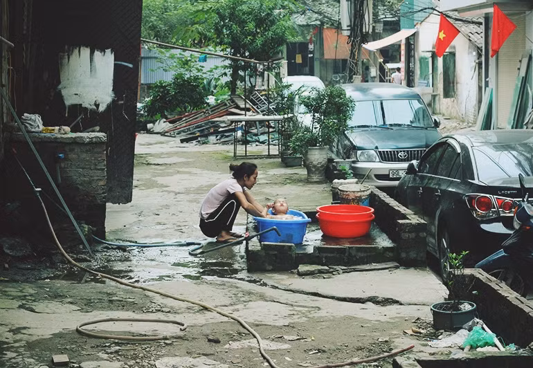 Trong khi đó, theo người dân tổ 29 phường Yên Hòa, thì những người dân sinh sống tại khu nhà liền kề tiền tỷ chưa hoàn thiện rất đông, thế nhưng công tác vệ sinh môi trường rất kém nên có thể bùng phát dịch bệnh sốt xuất huyết bất cứ lúc nào.
