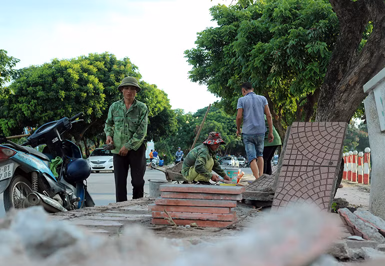 Công nhân làm việc khẩn trương để phố đi bộ Trịnh Công Sơn hoàn thành theo đúng tiến độ.