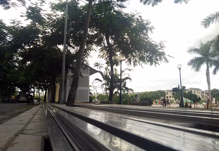 Tuy nhiên, nhiều đoạn dọc vẻ hè phố Trịnh Công Sơn, vật liệu xây dựng gian hàng vẫn còn chất đống.