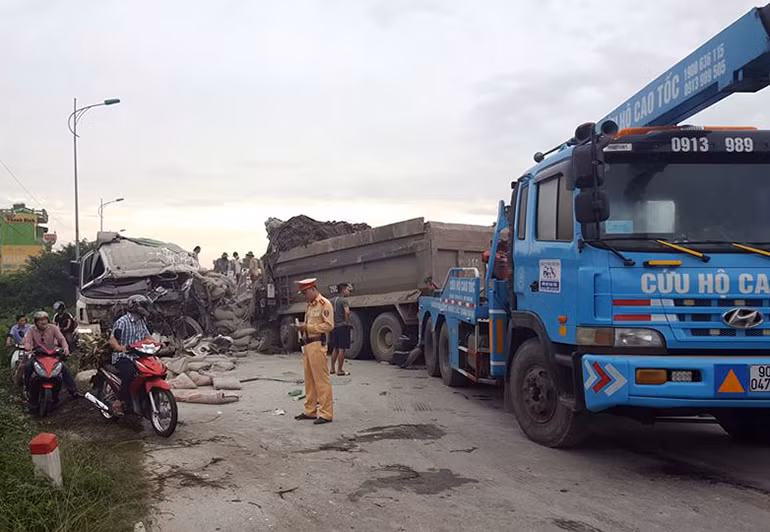 Anh: Nguoi Ha Noi "chon" chan o Quoc lo 1A vi tai nan giao thong