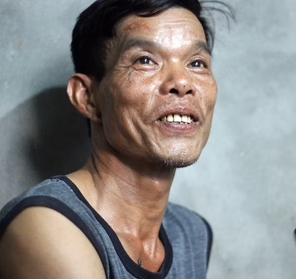 Nguoi dan ke lai phut rung minh bat duoc ca sau tren song o HN