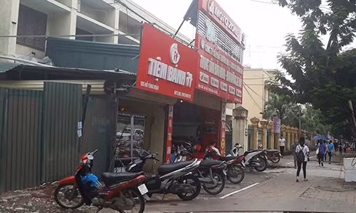 Cong an HN dieu tra nghi van no sung o cua hang sua xe may