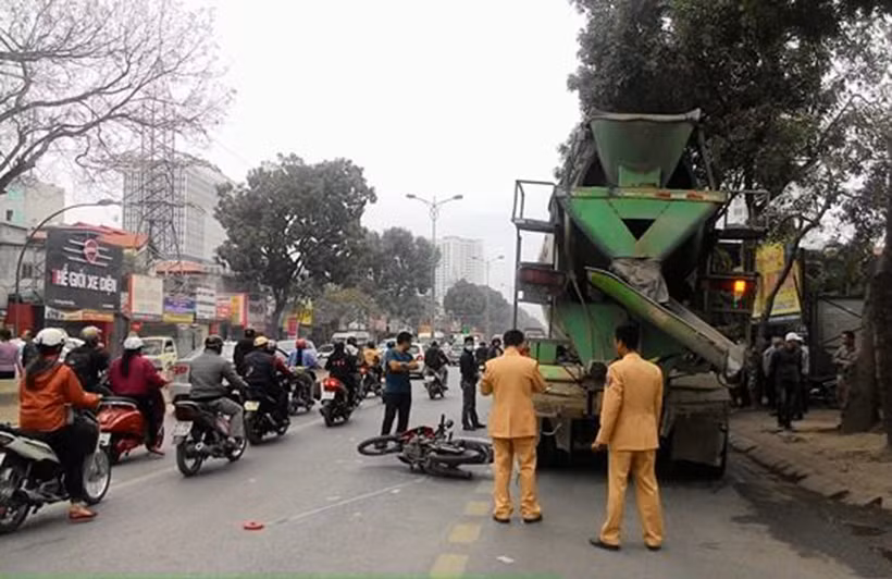 Thống kê của Đội CSGT số 6 - Phòng CSGT - Công an TP Hà Nội - cho biết, từ tháng 12/2015 đến tháng 4/2016, tại ngã ba Hoàng Quốc Việt - Phạm Văn Đồng xảy ra bốn vụ nghiêm trọng làm 4 người chết.
