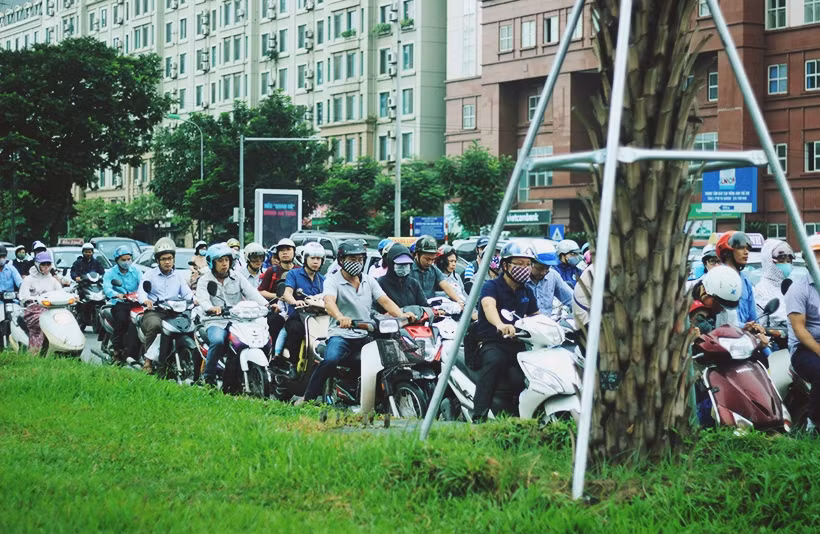 Thời tiết chuyển biến bất thường làm nhiều người bất ngờ, và lạ lẫm khi trông thấy người khác mặc áo khoác.