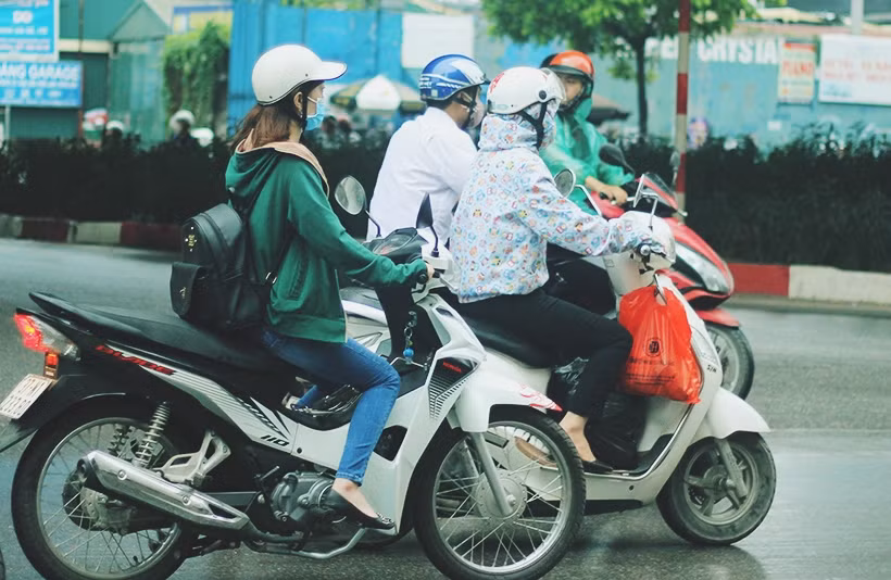 Theo Trung tâm Dự báo Khí tượng Thủy văn Trung ương, thời tiết tại Hà Nội trong ngày hôm nay sẽ có nhiều mây, có mưa, mưa rào và có nơi có dông. Gió đông nam cấp 2-3. Độ ẩm từ 70 - 98%. Nhiệt độ thấp nhất từ 24 - 27°C. Nhiệt độ cao nhất từ 28 - 31°C.