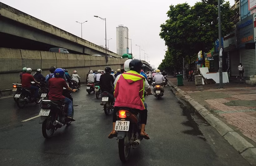Những chiếc áo khoác mỏng hoặc vừa được người dân chọn mặc khi di chuyển trên đường Hà Nội để tới cơ quan, trường học, chỗ làm... trong sáng nay.
