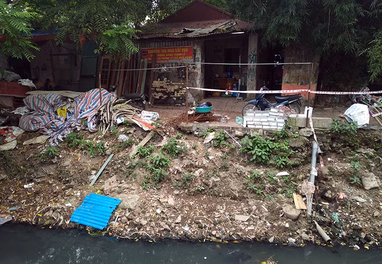 Không chỉ nơm nớp lo sợ nhà cửa bị mương Đại Yên “nuốt” mất, người dân nơi đây còn rất sợ dịch sốt xuất huyết bùng phát ở khu vực, mặc dù chưa ghi nhận ca bệnh nào.
