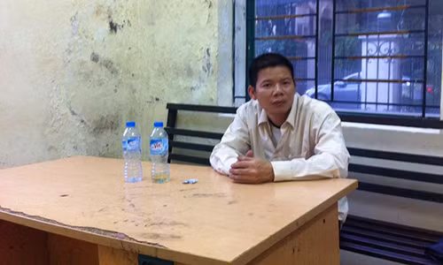 Khoi to doi tuong dam nu can bo di phun chat diet muoi