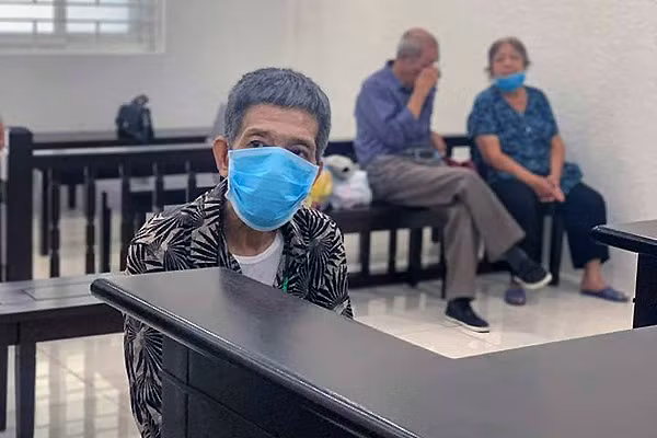 Dự phiên xử đứa con trai đâm dao vào ngực mình, người cha già không cầm được nước mắt