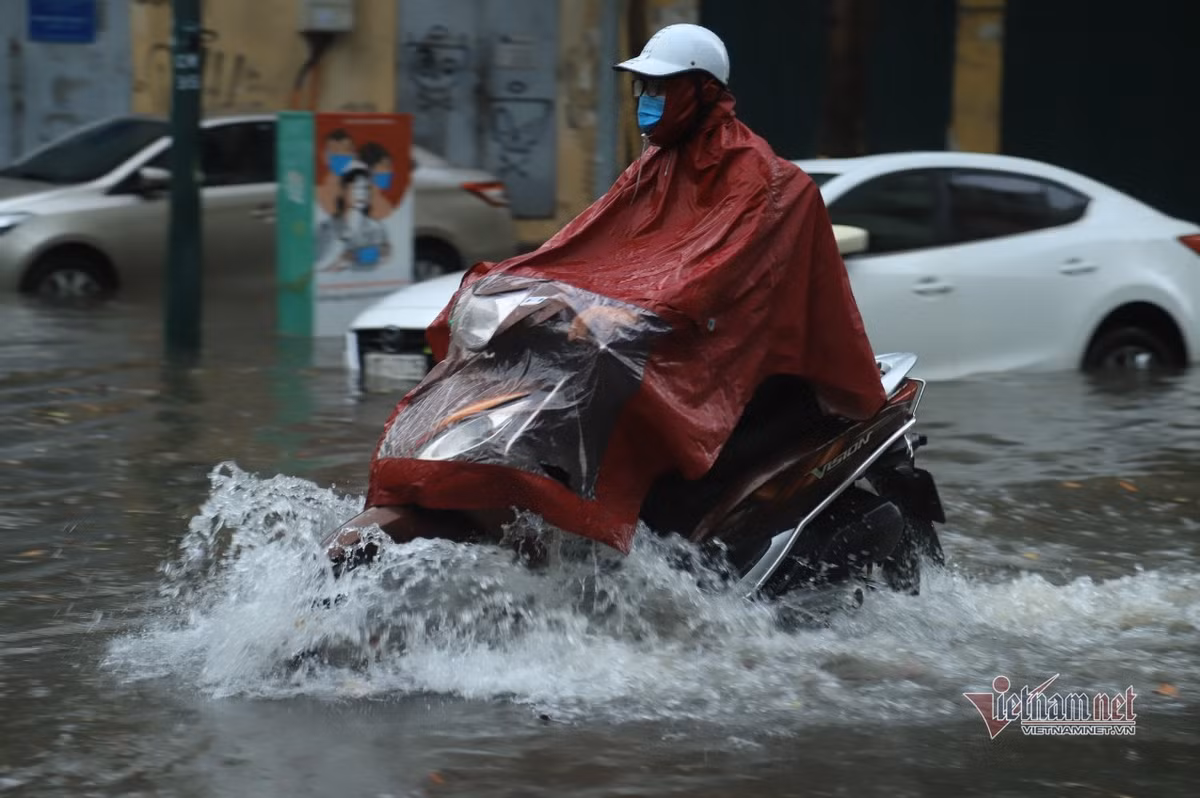 Mua lon gay ngap cuc bo o Ha Noi, nguoi dan bi bom ve nha-Hinh-8
