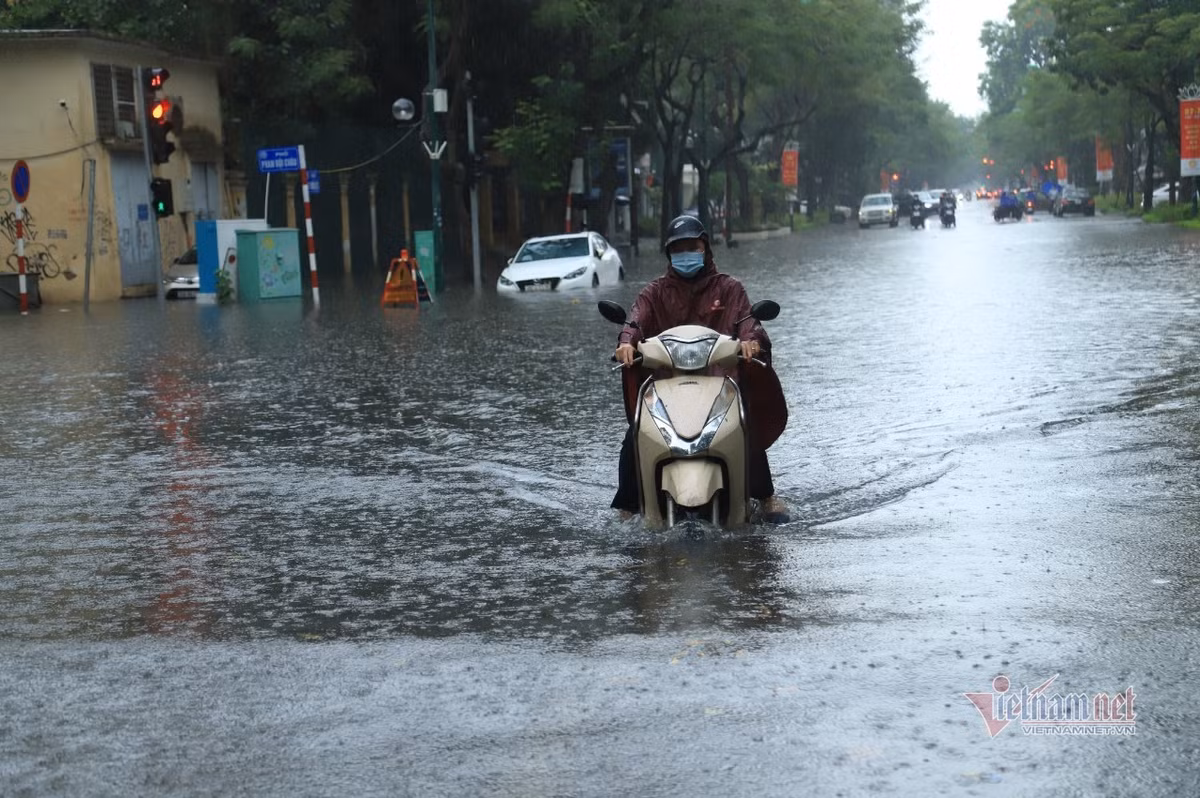 Mua lon gay ngap cuc bo o Ha Noi, nguoi dan bi bom ve nha-Hinh-3