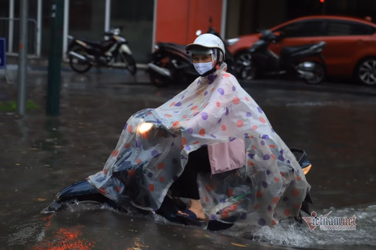 Mua lon gay ngap cuc bo o Ha Noi, nguoi dan bi bom ve nha-Hinh-4