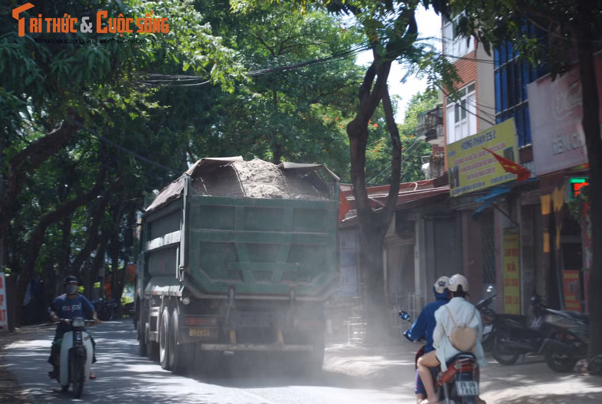 CSGT xu ly hang tram xe qua tai sau phan anh cua Bao Tri thuc va Cuoc song