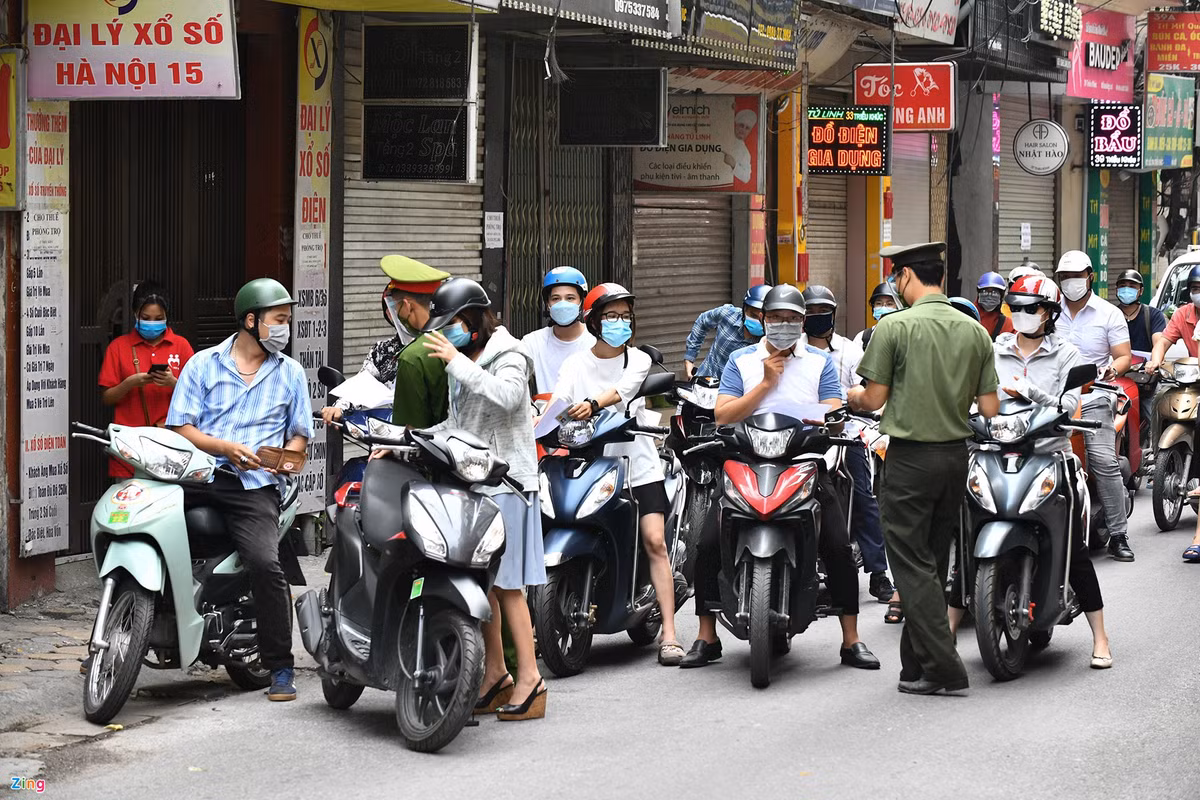 "Trong ít phút buổi sáng, sau khi lực lượng chức năng kiểm tra các xe vận chuyển hàng hoá, đã có 5 trường hợp vi phạm bị xử lý, trong đó 4 trường hợp là các xe tải vận chuyển hàng không thiết yếu", trung tá Trương Thành Vũ cho biết.