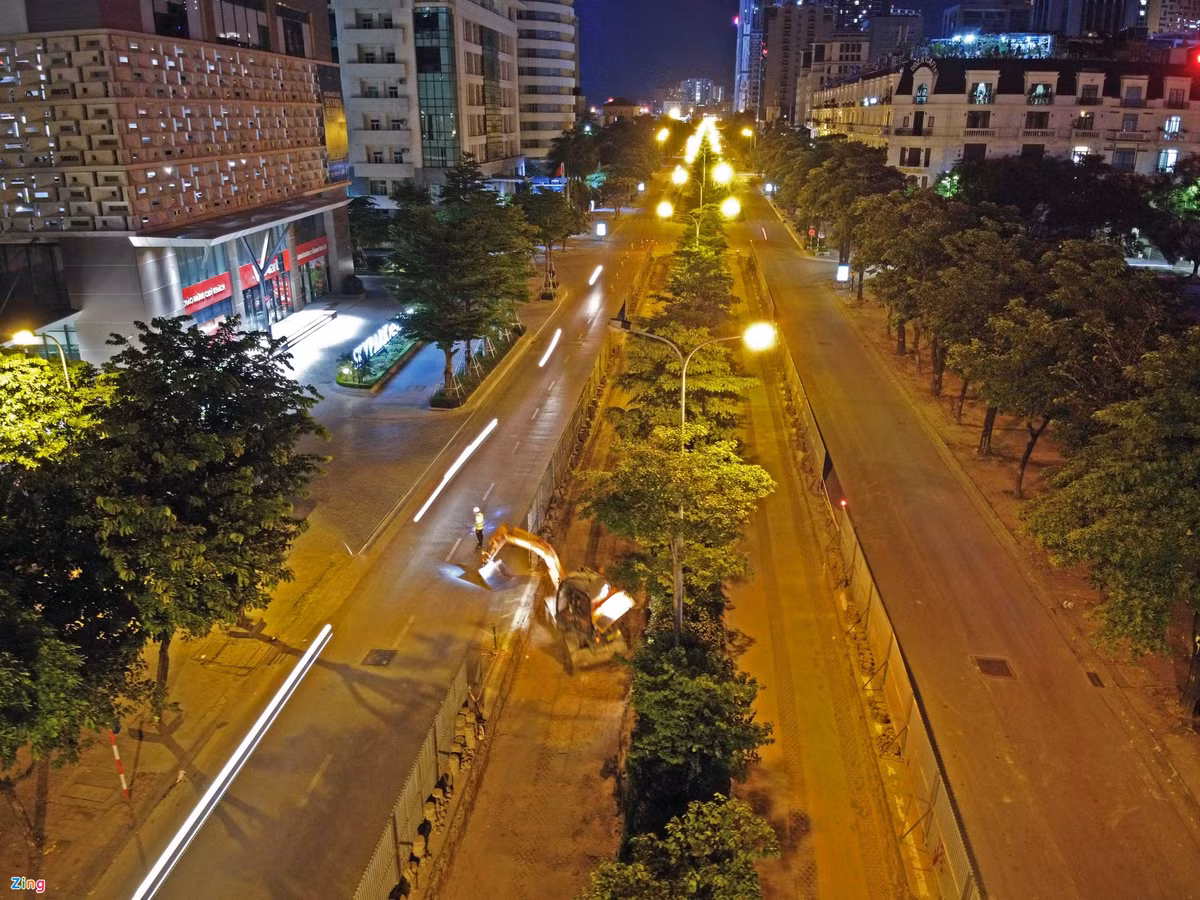 Trong khi đó, hàng chục công nhân cùng máy móc làm việc xuyên đêm thi công mở rộng đường Tôn Thất Thuyết (quận Cầu Giấy) dài khoảng 600 m.