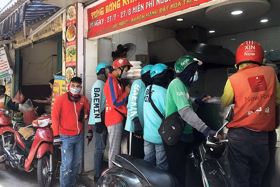Quan an dong nghit shipper, vi pham quy dinh chong dich COVID-19-Hinh-7