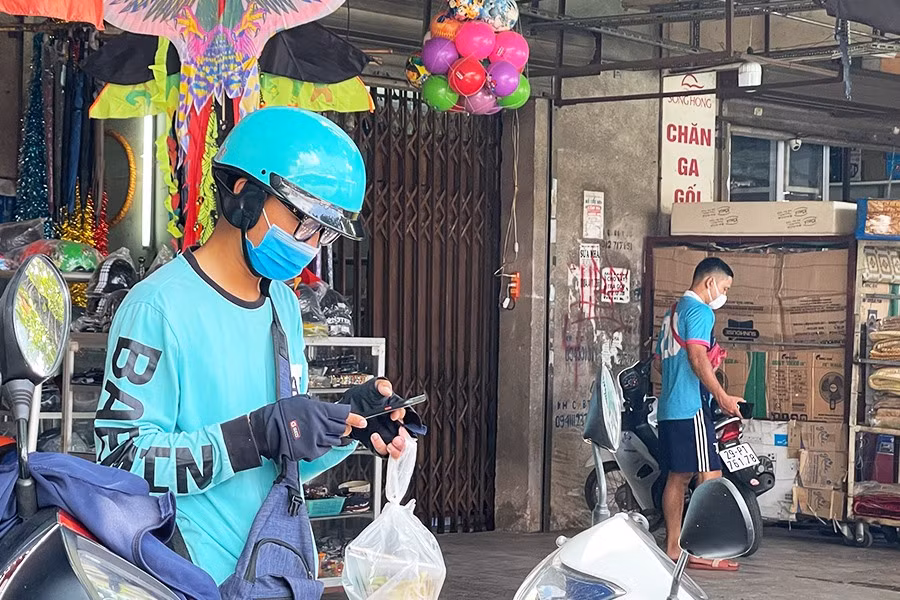 Quan an dong nghit shipper, vi pham quy dinh chong dich COVID-19-Hinh-10