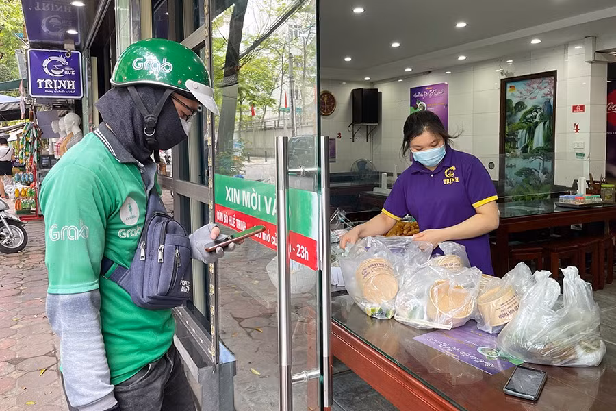 Quan an dong nghit shipper, vi pham quy dinh chong dich COVID-19-Hinh-11