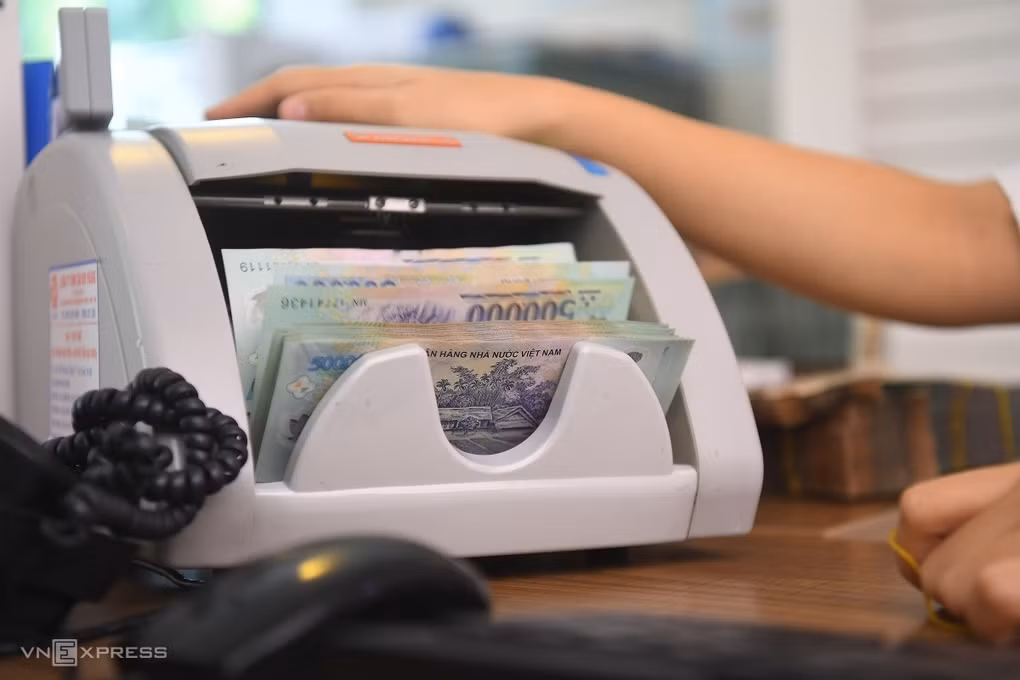  Cú nhấp chuột bốc hơi 848 triệu: Ngày 21/3/2020 bà Hoa (ngụ quận 7, TP HCM) có nhận được tin nhắn đề nghị thuê nhà 6 tháng từ một tài khoản trên mạng xã hội. Và cũng với chiêu gửi tiền cọc qua tài khoản và chỉ một lần nhấn vào đường link lạ, bà Hoa đã mất luôn 848 triệu. (Ảnh minh họa) 