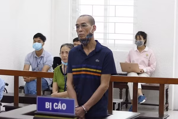 Cai nhau voi vo gay on ao bi hang xom chem suyt chet