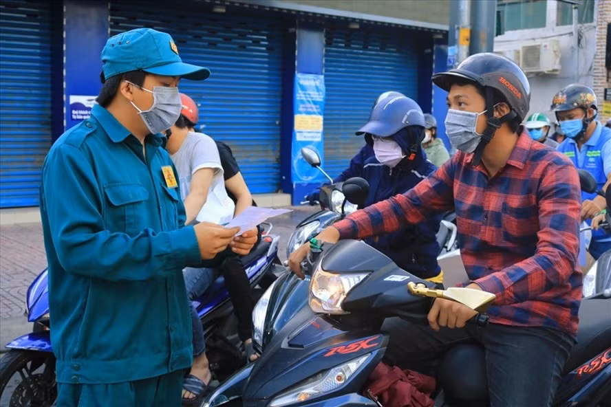 Nguoi dan TPHCM can mang giay to gi de qua chot kiem soat dich?