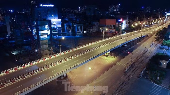 Pho dem Ha Noi dep nhu tranh tinh vat khi cach ly xa hoi-Hinh-13