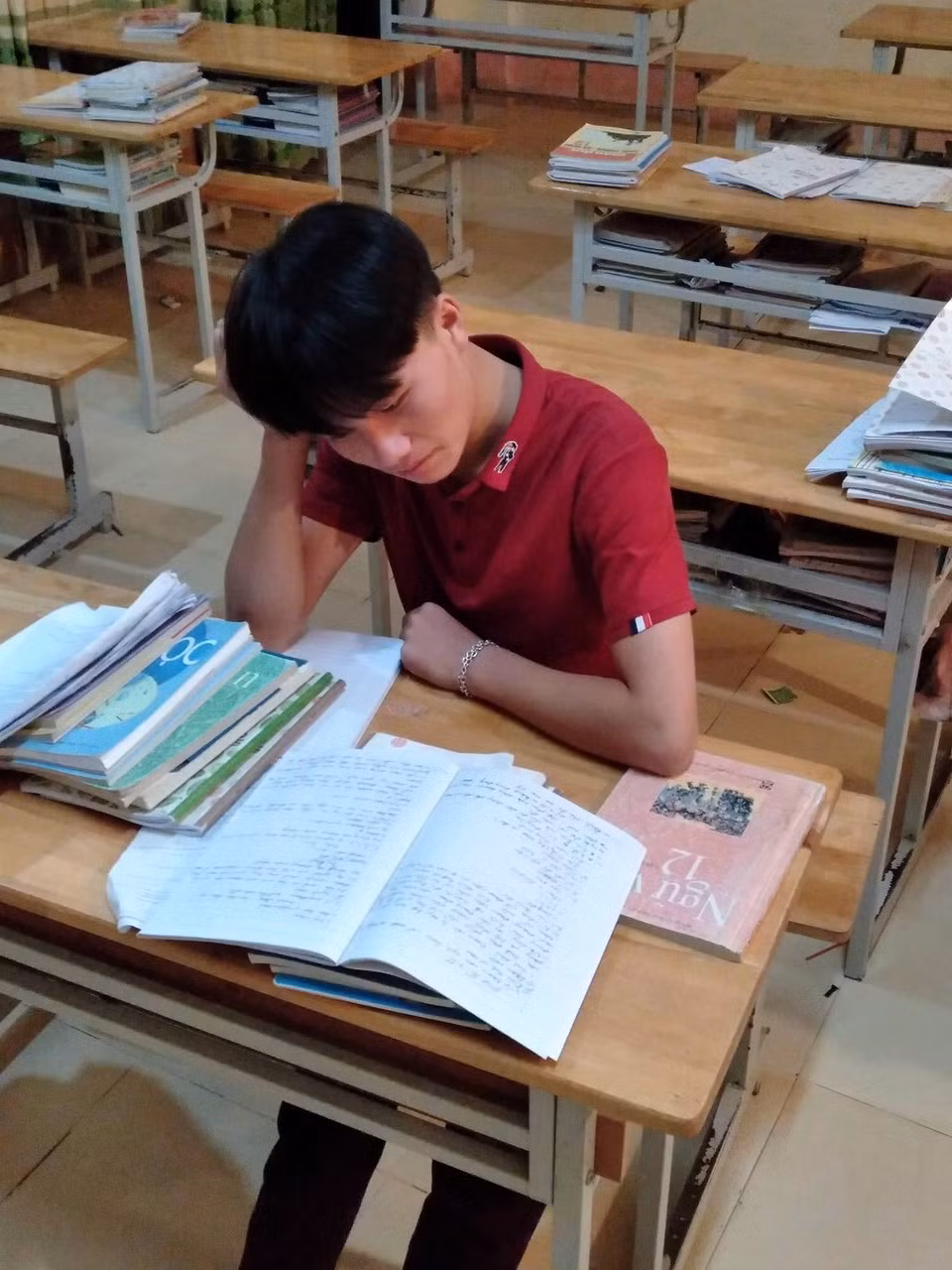 Những tấm gương vượt khó giành “điểm vàng” kỳ thi tốt nghiệp THPT - Hình 4 Nhung tam guong vuot kho gianh “diem vang” ky thi tot nghiep THPT-Hinh-4