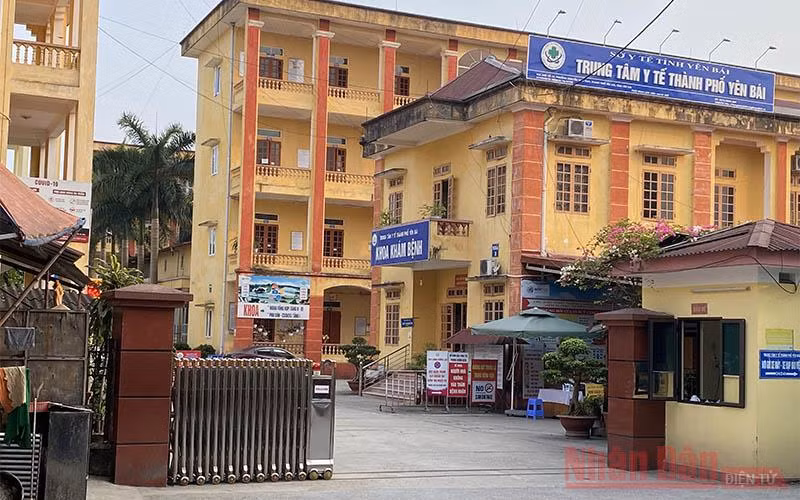  Yên Bái kỷ luật Giám đốc Trung tâm Y tế TP: Ngày 4/5, Chủ tịch UBND tỉnh Yên Bái đã quyết định thi hành kỷ luật bằng hình thức “Cảnh cáo” đối với ông Nguyễn Trường Giang - Giám đốc Trung tâm Y tế Thành phố Yên Bái do đã có vi phạm trong thực hiện nhiệm vụ phòng, chống dịch bệnh COVID-19. 