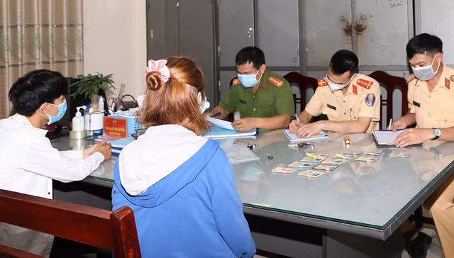  Hà Nam kỷ luật Trạm trưởng Trạm y tế: Tháng 5 vừa qua, tỉnh Hà Nam đã kỷ luật bằng hình thức cảnh cáo đối với ông Lương Thanh Ngọc, Trạm trưởng Trạm y tế xã Đạo Lý, huyện Lý nhân vì lơ là trong công tác phòng chống dịch COVID-19, để bệnh nhân cách ly làm lây lan dịch bệnh. 