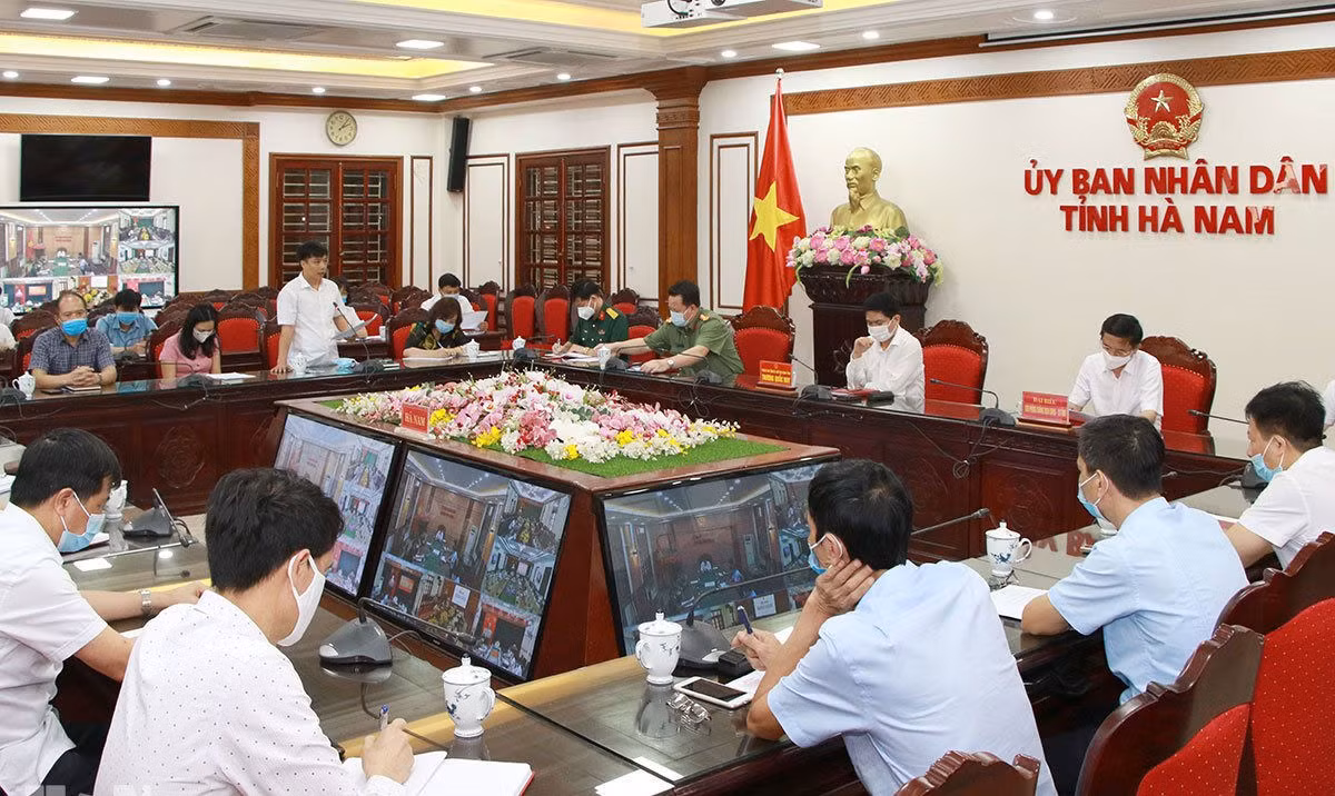  Hà Nam kỷ luật Chủ tịch UBND xã Đạo Lý tắc trách: Ngày 4/5, UBND tỉnh Hà Nam kỷ luật bằng hình thức cảnh cáo và rút khỏi danh sách ứng cử Đại biểu HĐND xã và không giới thiệu tham gia ứng cử chức danh Chủ tịch UBND xã Đạo Lý, huyện Lý Nhân nhiệm kỳ 2021-2026, đối với ông Phan Thanh Quỳnh, Chủ tịch UBND xã Đạo Lý vì vi phạm quy định phòng, chống dịch COVID-19. 