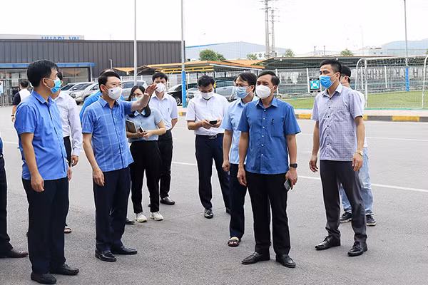  Chủ tịch tỉnh Bắc Giang phê bình nhiều lãnh đạo trong vụ việc 8 công nhân mắc COVID-19: Chiều 9/5, Chủ tịch UBND tỉnh Bắc Giang Lê Ánh Dương phê bình lãnh đạo Ban quản lý Các KCN tỉnh, Sở Y tế, UBND huyện Việt Yên do chậm trễ, lúng túng trong triển khai các biện pháp phòng, chống dịch COVID-19. 