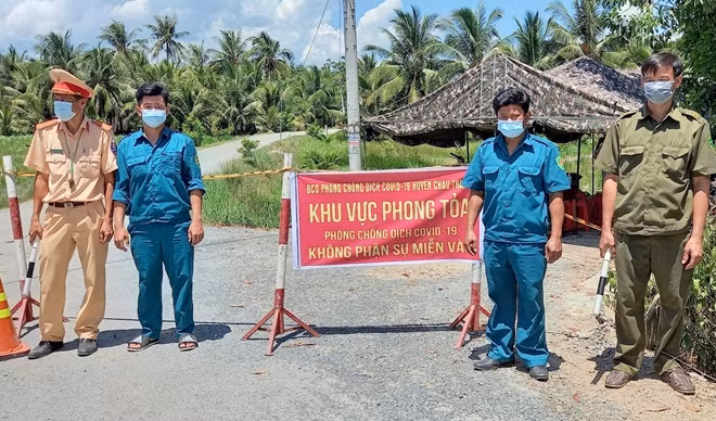  Trà Vinh đình chỉ công tác hàng loạt cán bộ: Ông Lê Văn Dũng, Giám đốc Trung tâm Y tế huyện Cầu Ngang, ông Nguyễn Văn Tiếp, Trạm trưởng và Lâm Ngọc Thứ, nhân viên Trạm Y tế xã Mỹ Hòa, bị đình chỉ công tác từ ngày 7/7 vì lơ là phòng dịch. Trước đó Giám đốc Sở Y tế tỉnh Trà Vinh cũng tạm đình chỉ công tác một tháng đối với ông Thạch SeRe Sóc Kha Vat, viên chức Trạm Y tế xã Lương Hòa, huyện Châu Thành.