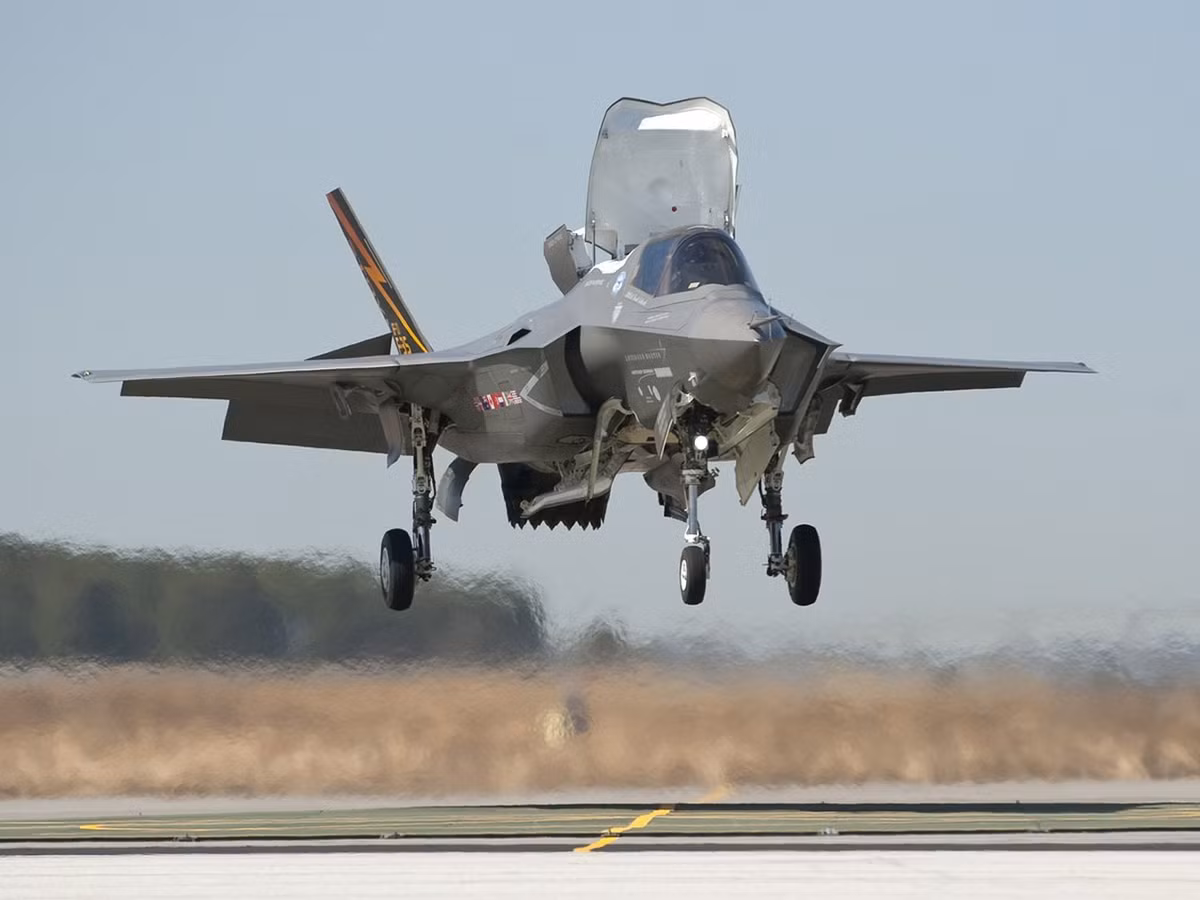 F-35 là máy bay phản lực thế hệ thứ 5 được Lockheed Martin nghiên cứu và phát triển để thực hiện nhiệm vụ yểm trợ trên không, ném bom chiến thuật và không chiến. F-35 có 3 phiên bản: F-35A dành cho Không Quân, F-35B dành cho Thủy quân Lục chiến và F-35C hoạt động trên tàu sân bay dành cho Hải quân Mỹ.