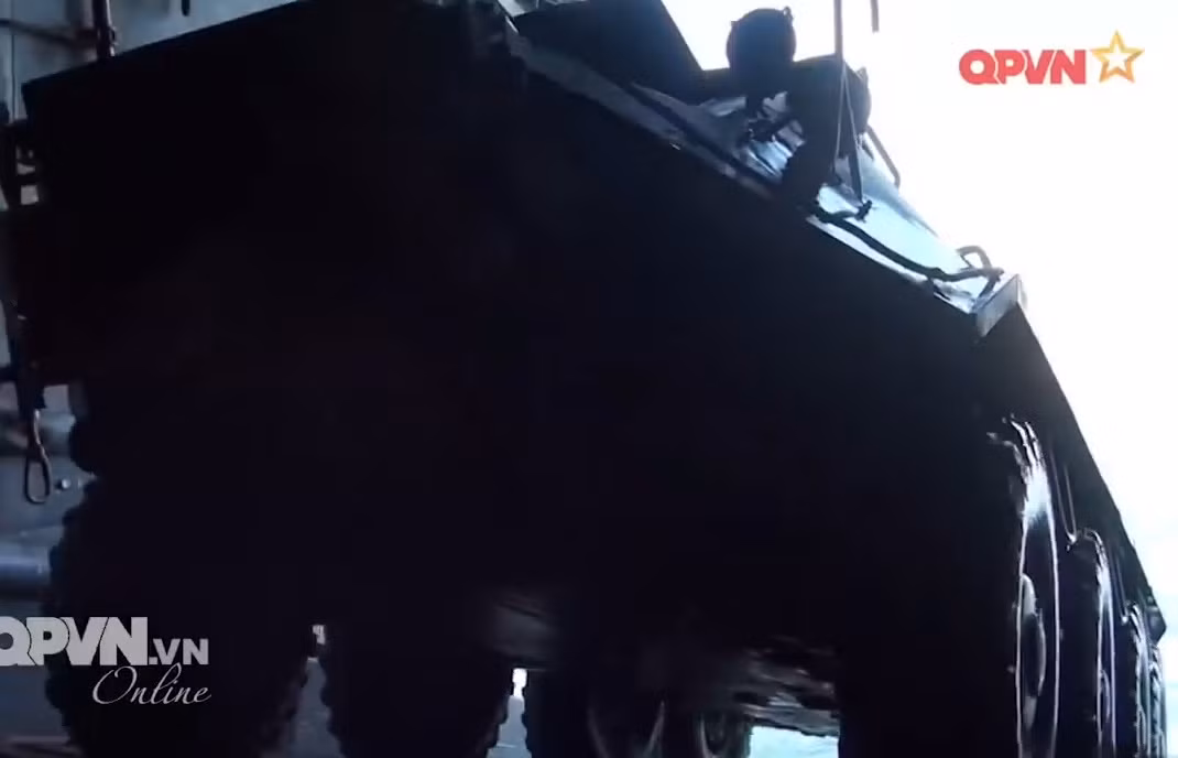 Họ tiếp cận và vào tàu thành công.