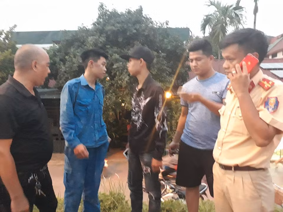 Suc khoe Trung ta CSGT bi xe may kep 3 tong o Ha Noi