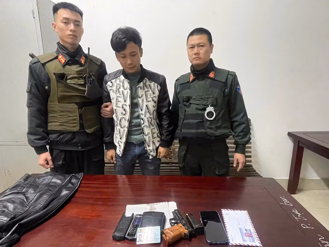Nghe An: Bat doi tuong tang tru ma tuy co vu khi nong