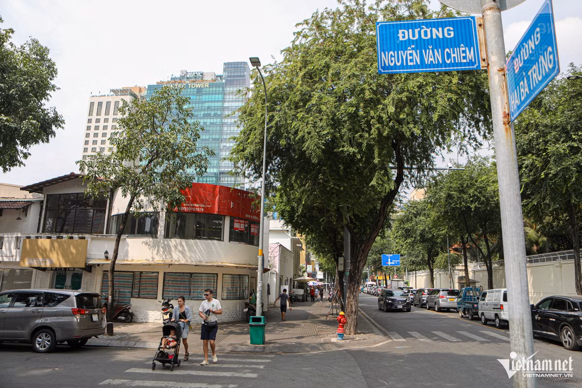 Ba mặt bằng liên tiếp tại ngã ba Hai Bà Trưng - Nguyễn Văn Chiêm vẫn giữ giá thuê hơn 1 tỷ đồng/tháng suốt thời gian dài cũng đang trong tình trạng bỏ trống.
