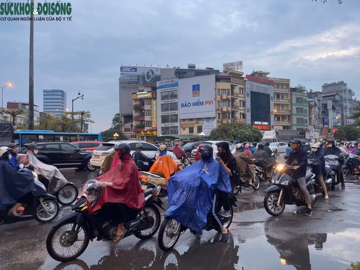 Không chỉ phải dừng chờ nhiều nhịp đèn đỏ để qua nút giao, dòng phương tiện từ đường Láng đi đường Trường Chinh liên tục xung đột với hàng chục xe máy đi ngược chiều.