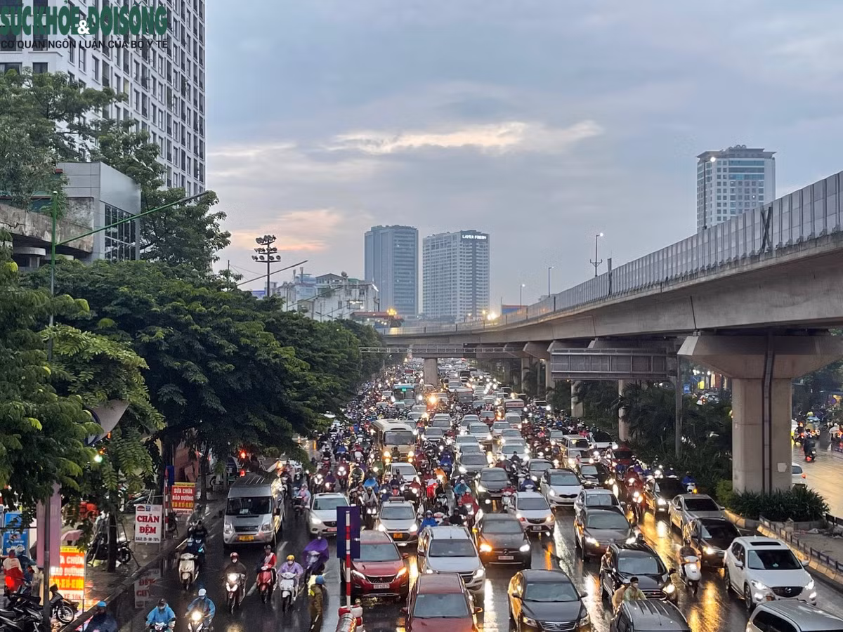 Tình trạng ùn tắc kéo dài từ Ngã Tư Sở đến nút giao Nguyễn Trãi – Khuất Duy Tiến. Nhiều người đã phải đi lên vỉa hè hoặc đi ngược chiều để tìm đường, thoát ùn tắc.