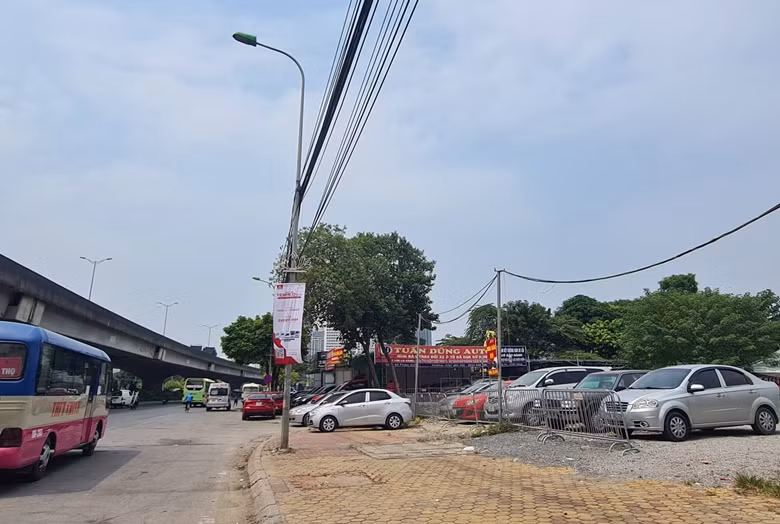 Chủ showroom còn ngang nhiên “xé” hàng rào quây phần đất sử dụng sai mục đích của Công an sở tại để làm chỗ trưng bày xe ô tô.