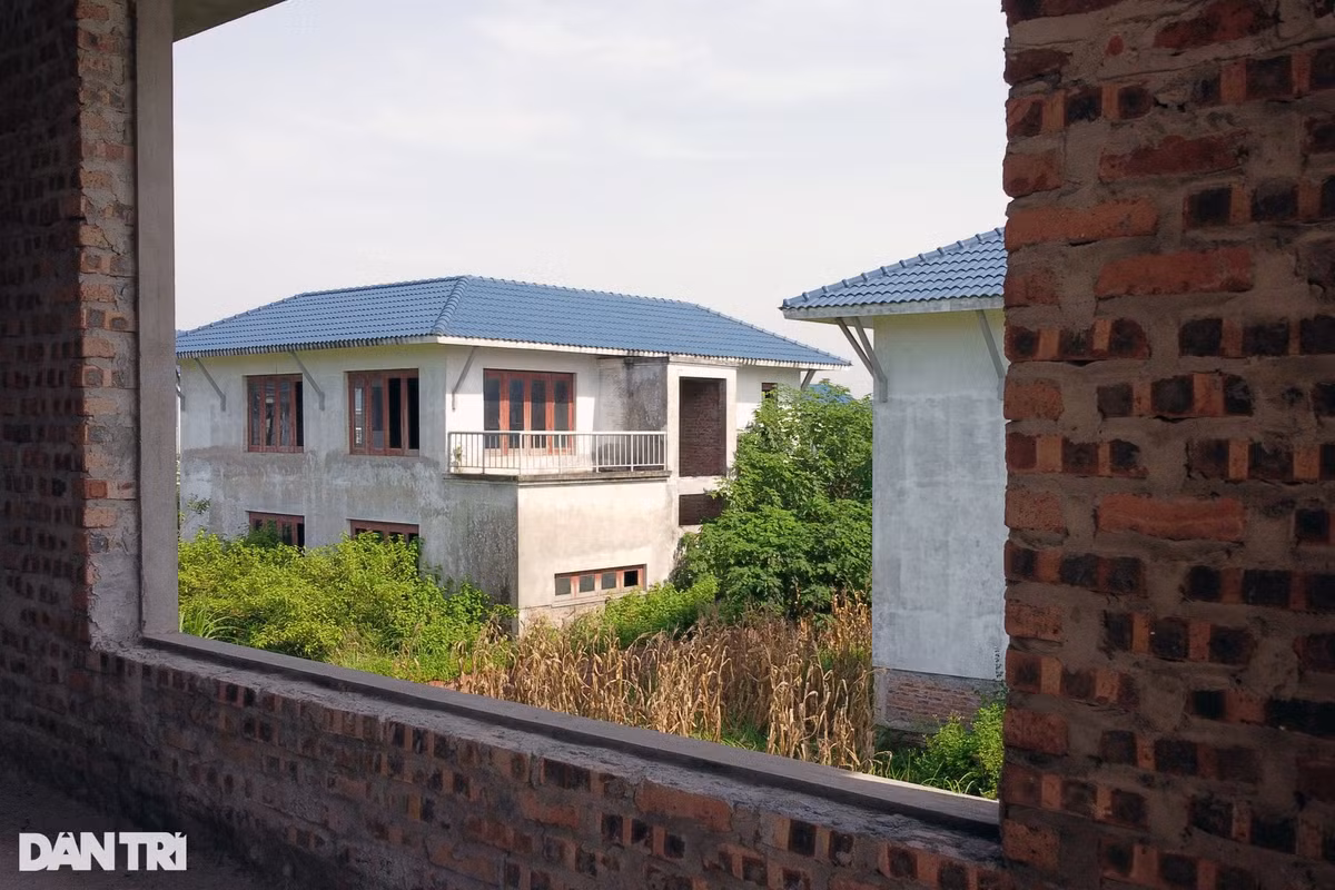 Các căn biệt thự tại đây đã xây thô, trát ngoài, hoàn thiện phần mái nhưng lại không có người ở.