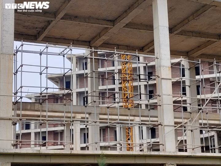 Giàn giáo dùng để thi công hạng mục dự án bị gỉ sét. (Ảnh: VTC News).