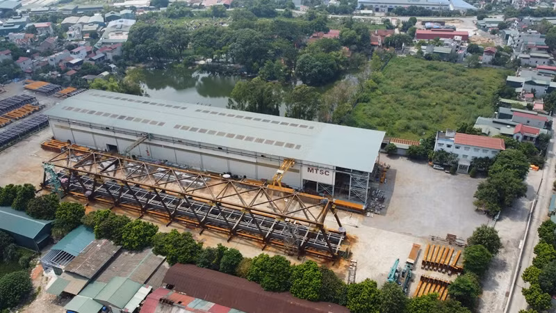 Khuôn viên nhà xưởng của một doanh nghiệp chuyên sản xuất các kết cấu thép cũng nằm gần với bờ sông Hồng, thuộc địa bàn xã Ninh Sở.